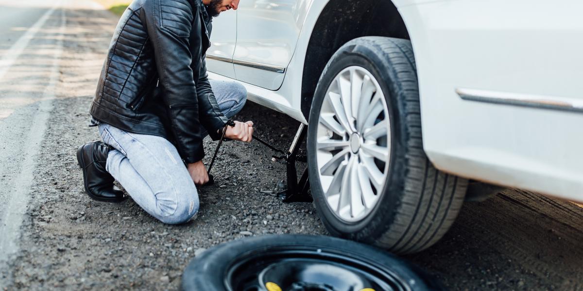 How to Use a Car Jack and Change a Flat Tire Safely